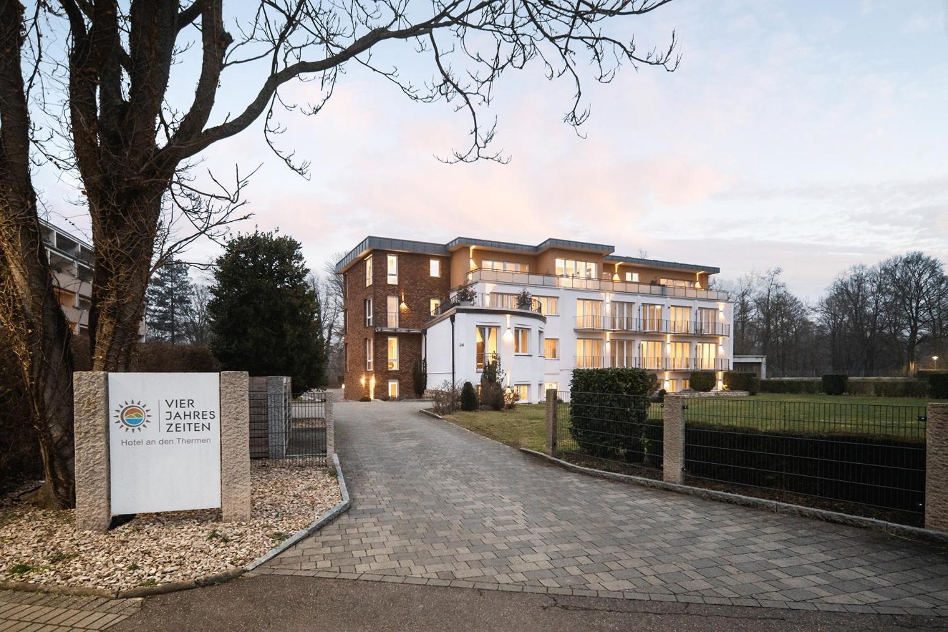 Hotel Vier Jahreszeiten Therme & Kliniken Bad Krozingen Naehe Freiburg & Schwarzwald Ideal Fuer Wellness Kur & Business Ausfluege 24H Check In- Wlan & Parken Gratis Exterior foto