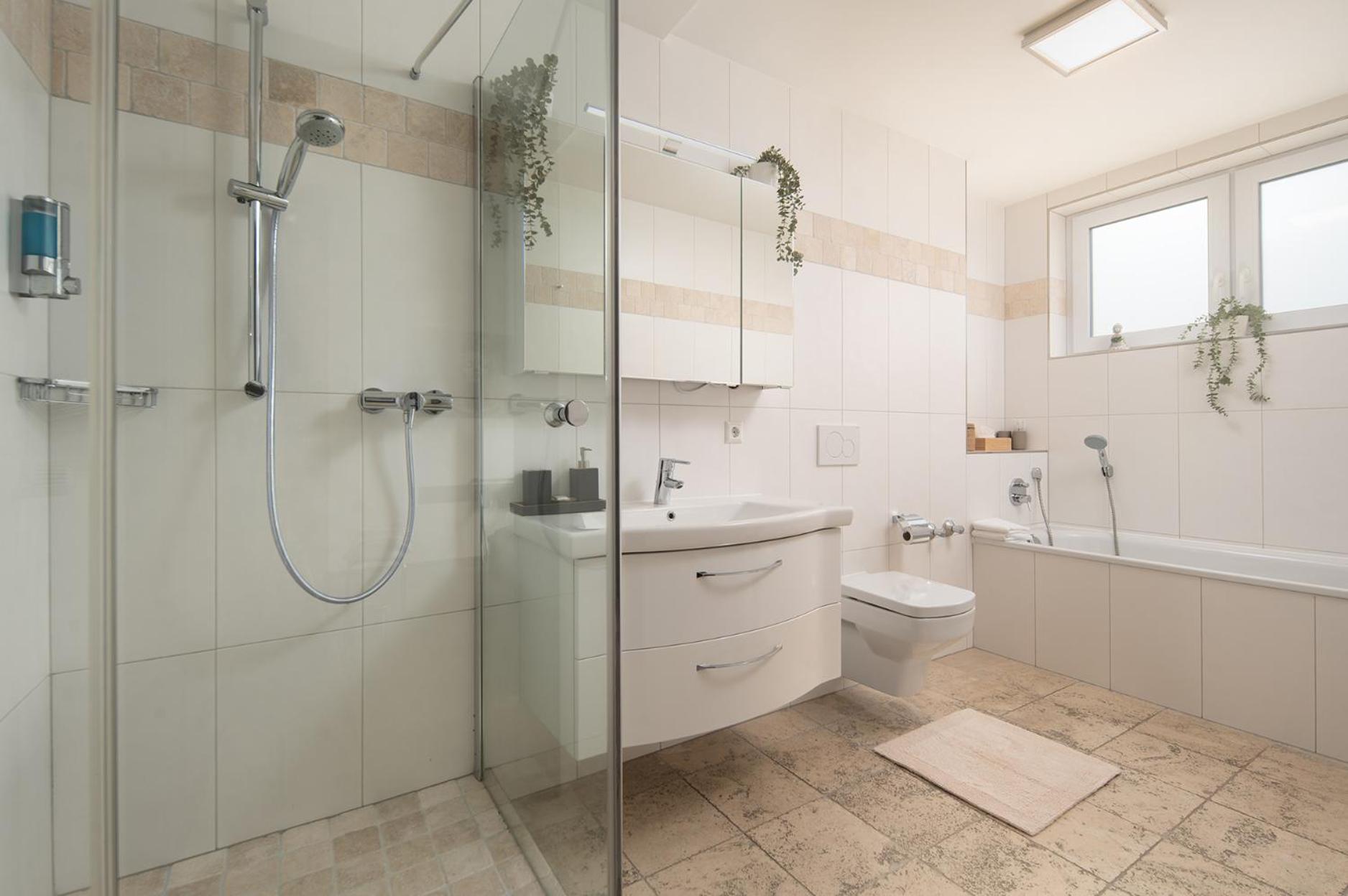 Hotel Vier Jahreszeiten Therme & Kliniken Bad Krozingen Naehe Freiburg & Schwarzwald Ideal Fuer Wellness Kur & Business Ausfluege 24H Check In- Wlan & Parken Gratis Exterior foto
